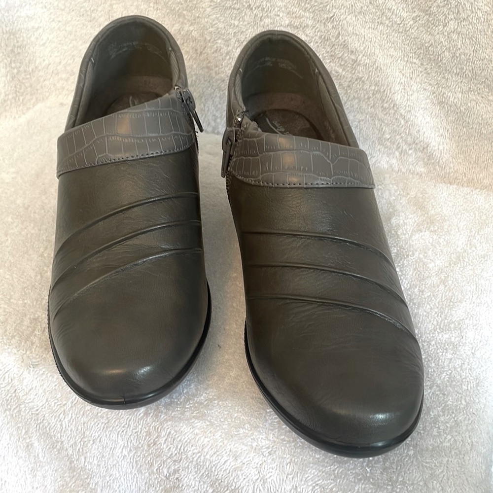 Women’s Easy Street Comfort Wave Shoes in gray sz 6M Never Worn